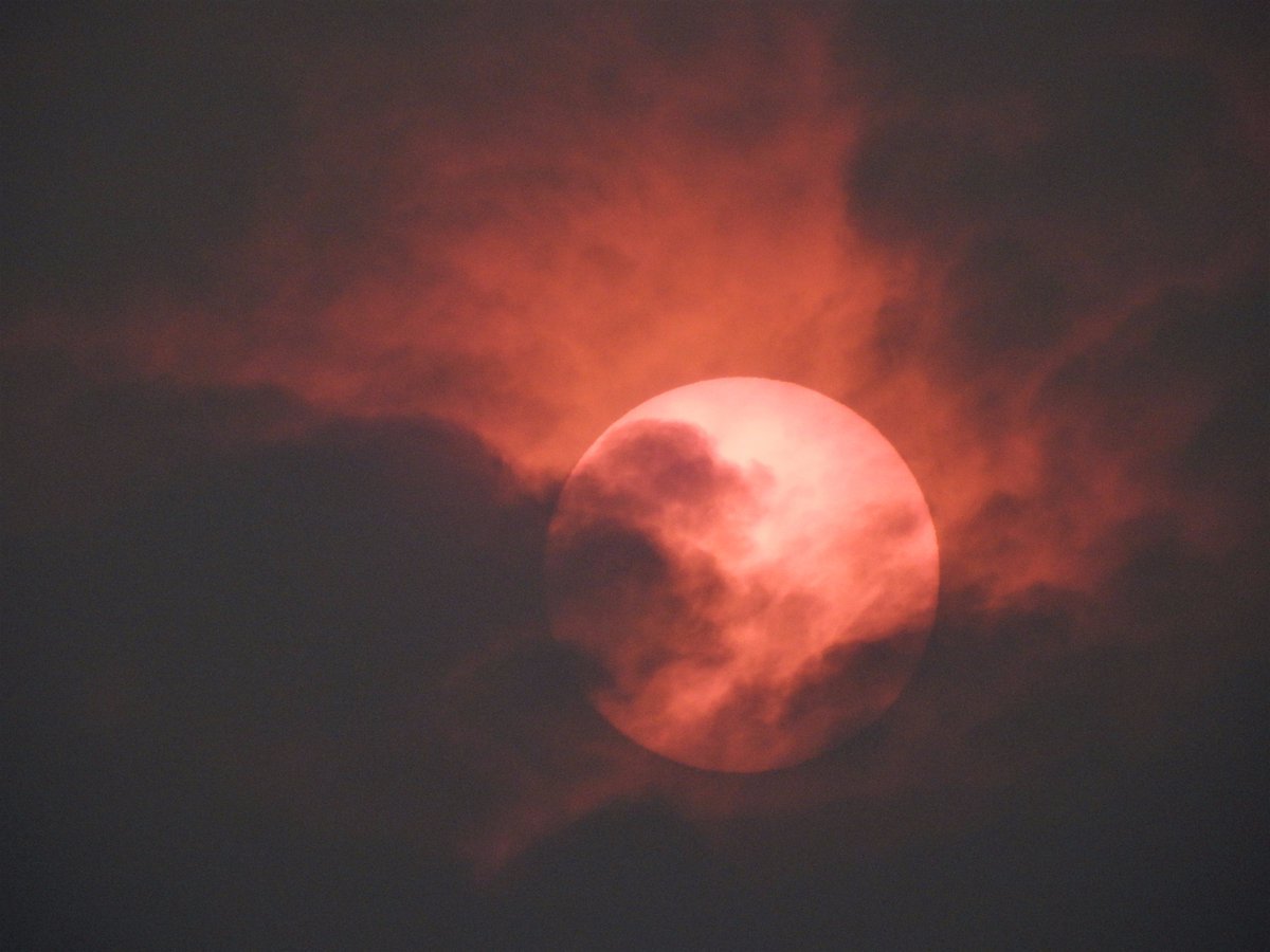 Red sun in sky. Жуткое солнце. Красное солнце Нибиру. Страшные фотографии солнца.