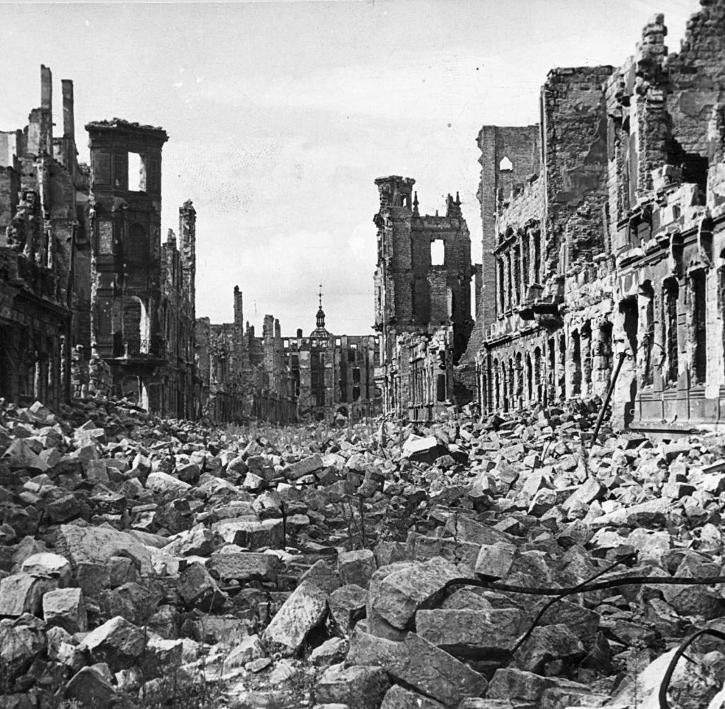 Бомбардировка мирных городов. Дрезден 1945. Бомбардировка Дрездена. Дрезден до бомбардировки 1945