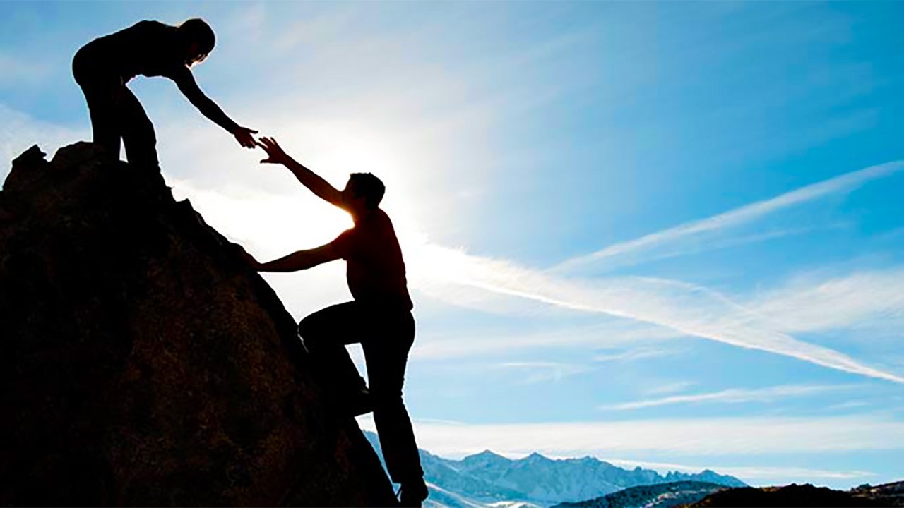 Стремление к вершинам. Восхождение на гору. Успешный человек. Человек в быту. Человек в горах.