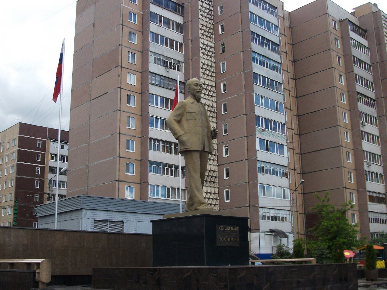 памятник хошимину на академической
