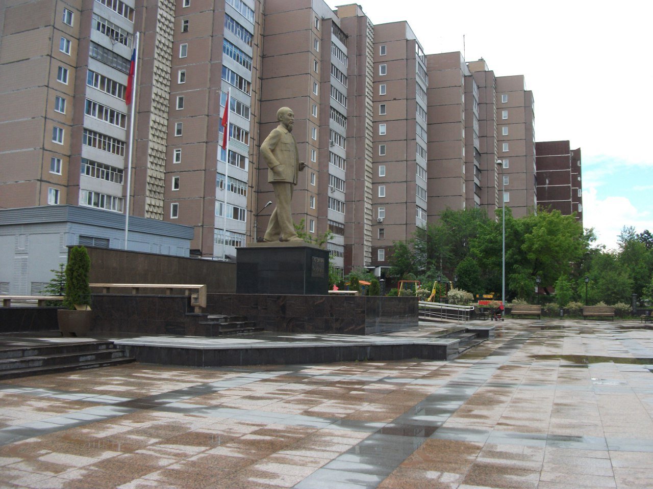 памятник хошимину на академической